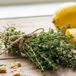 Thym, citron, miel disposés sur une table en bois